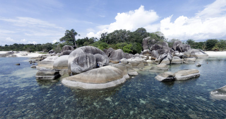 Pesona Batuan Granit di Pantai Tanjung Kelayang