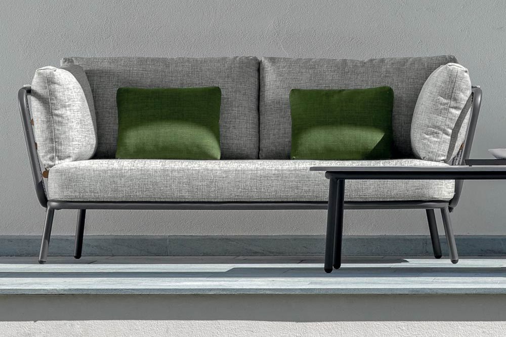Sofa dengan rangka besi