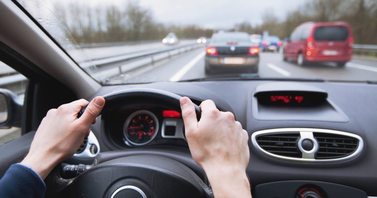 Mengenal Teknik Defense Driving untuk Keamanan Pengendara Mobil