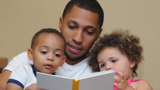 membaca buku bersama anak