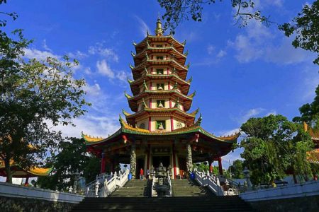 Mengenal Vihara Buddhagaya, Rumah Ibadah yang Memiliki Pagoda Tertinggi di Indonesia