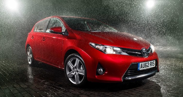 Benarkah Air Hujan Dapat Merusak Cat Mobil?